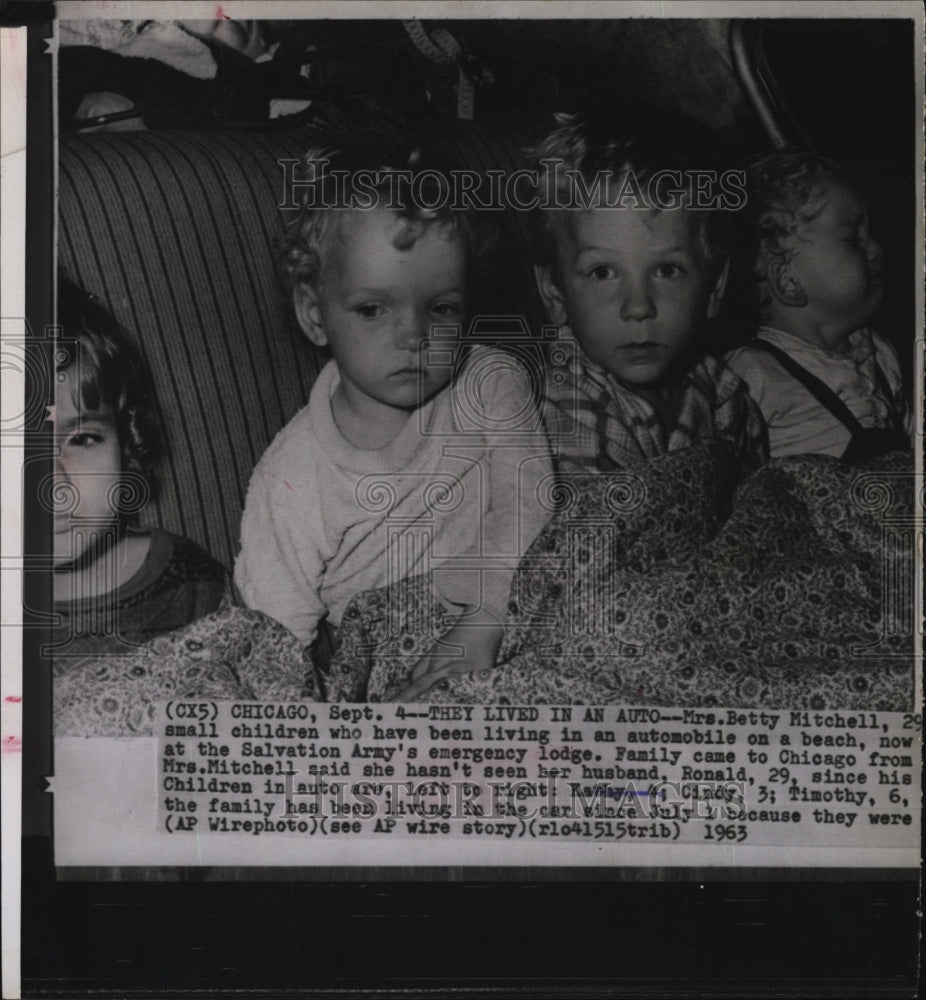 1963 Press Photo Cindy, Tim &amp; Craig Mitchell live in an auto with mom - Historic Images