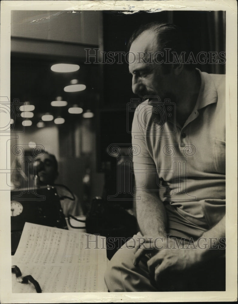 1960 Press Photo Mitch Miller conductor for &quot;Sing Along with Mitch&quot; - RSM04979 - Historic Images