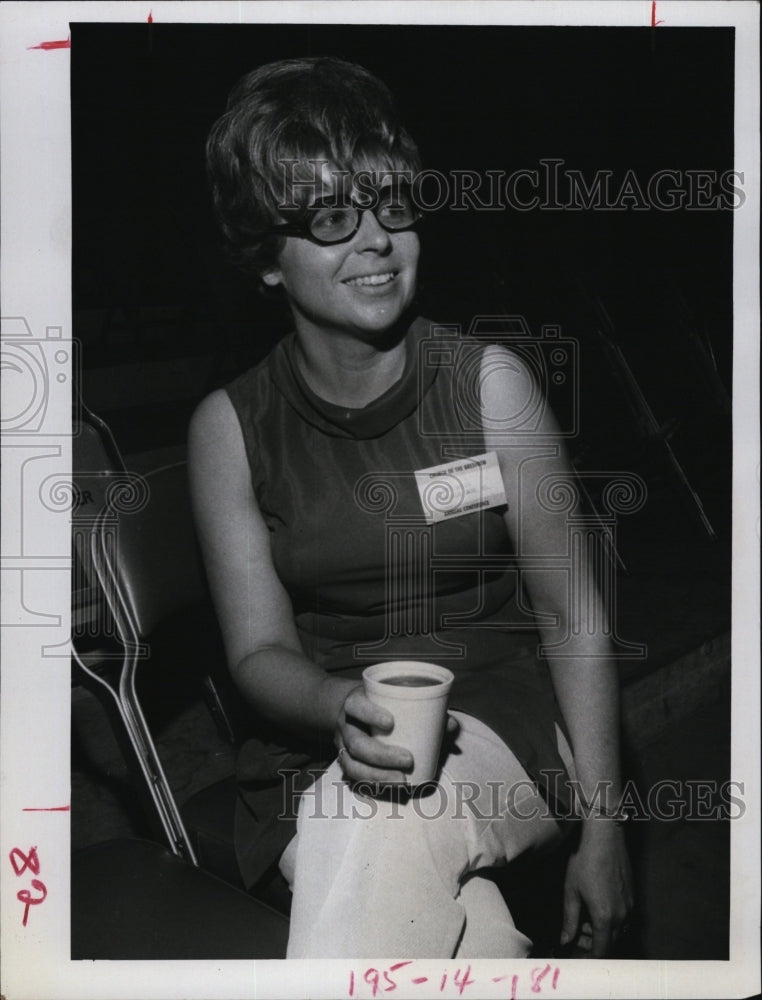 1971 Press Photo artist Mrs. Joyce Miller tie-dye mural Bayfront Center - Historic Images