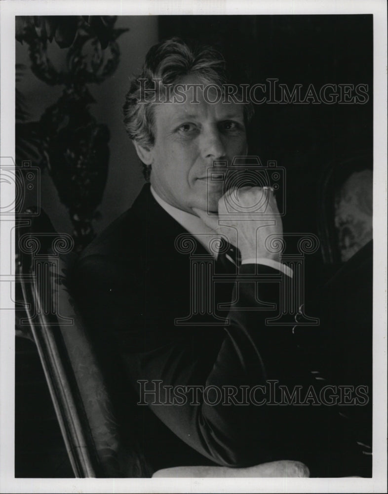 1992 Press Photo fashion designer Nolan Miller - RSM05021 - Historic Images