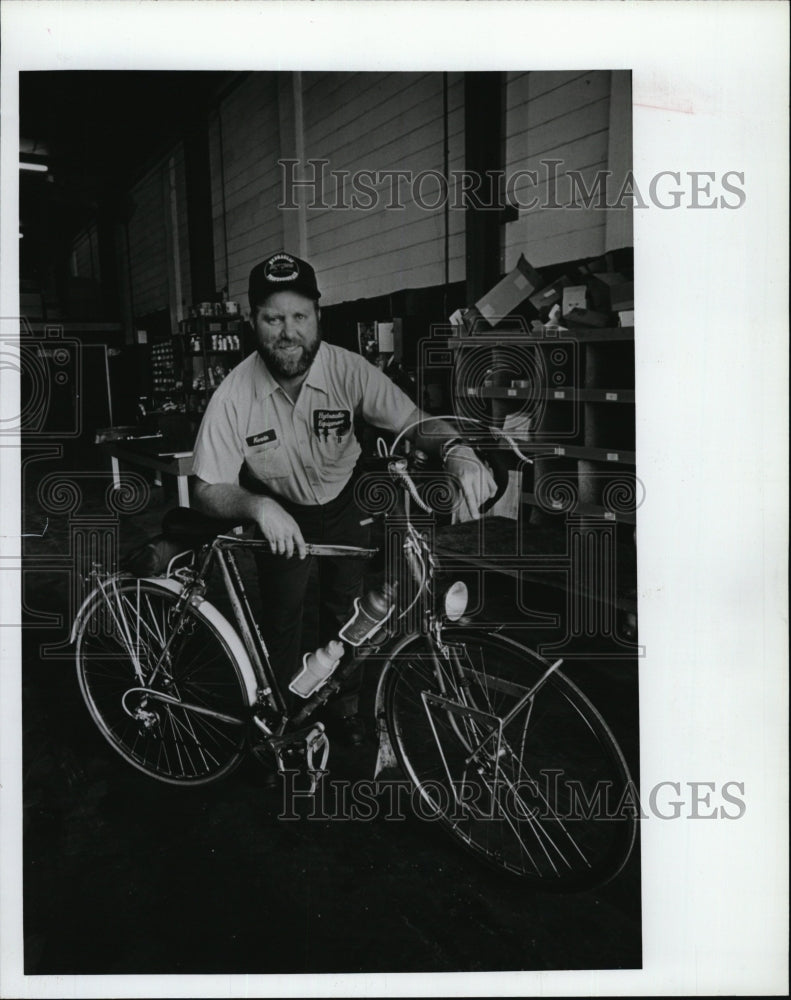 1992 Press Photo Kevin Timons commutes on his bicycle - RSM05071 - Historic Images