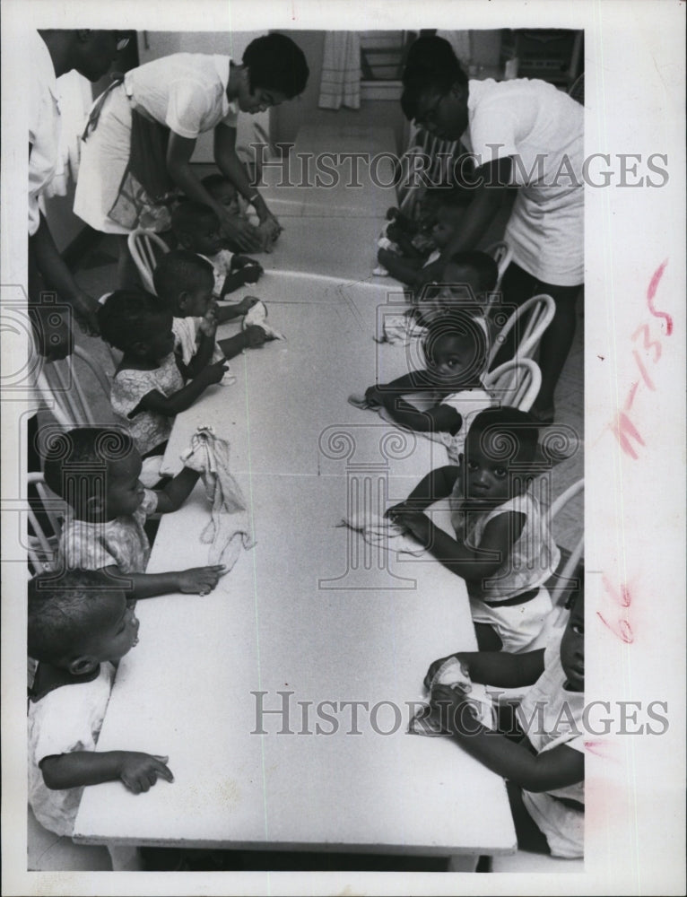 1968 Press Photo Children Taught To Wash Hands &amp; Face Before Eating Lunch - Historic Images