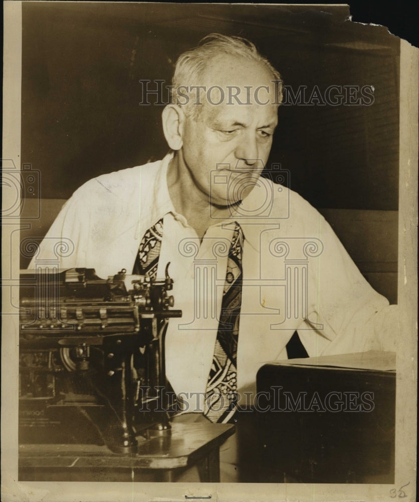 1950 Press Photo Gabriel Heatter, veterans Mutual news analyst - RSM05163 - Historic Images