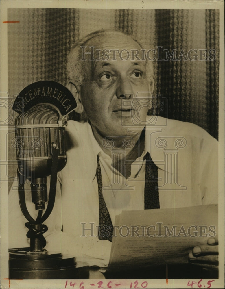 1965 Press Photo Gabriel Heatter on &quot;Voices of America&quot; - RSM05165 - Historic Images