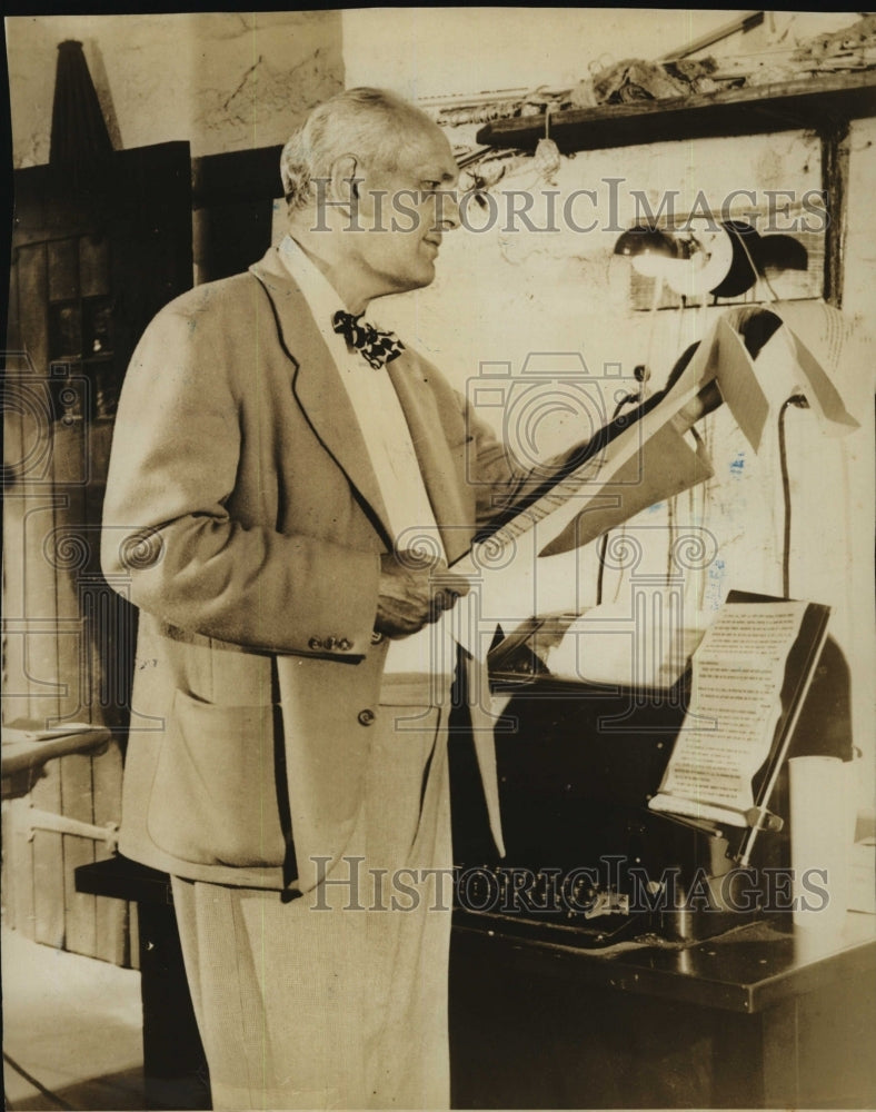 1948 Press Photo News Broadcaster Gabriel Heather - Historic Images