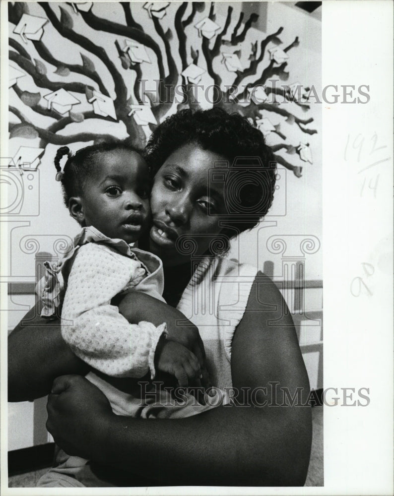 1985 Press Photo Dawn Heath High School Junior with Her Baby - Historic Images