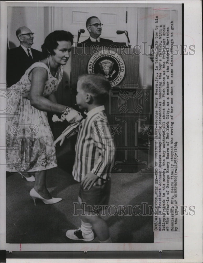 1964 Press Photo George H Hearn Jr &amp; mom &amp; President Johnson - RSM05203 - Historic Images