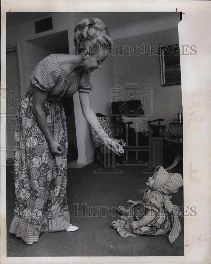 1971 Press Photo Model Esther Hecker & daughter in matching dresses - Historic Images