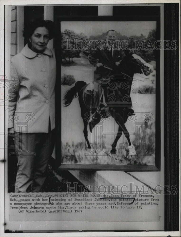 1967 Press Photo Mrs. Jean Tracy painting President Johnson - RSM05403 - Historic Images