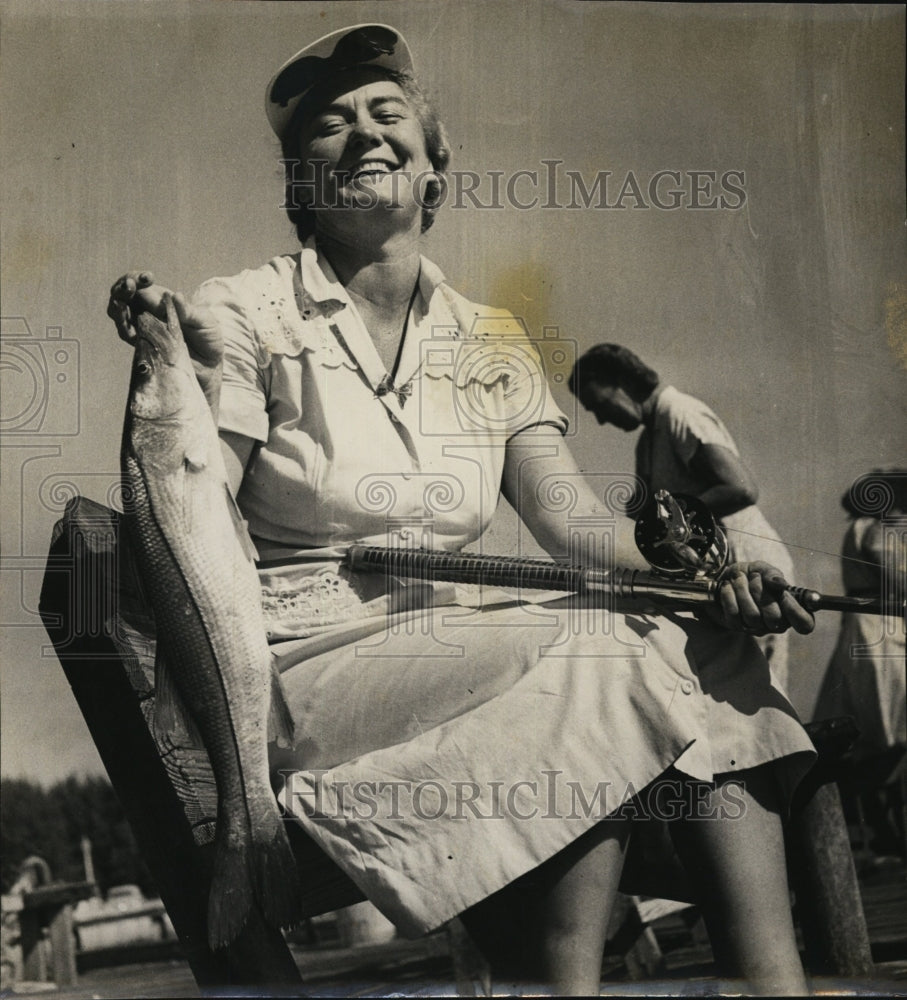 1949 Press Photo Mrs. Lillian Tinkler fishing Pass-a-Grille first fish caught - Historic Images