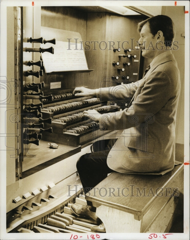 1977 Press Photo William Tinker plays public organist - RSM05409 - Historic Images