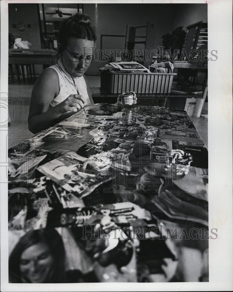 1975 Press Photo Darleen Tinsley varnish table collage teacher 2nd grade - Historic Images