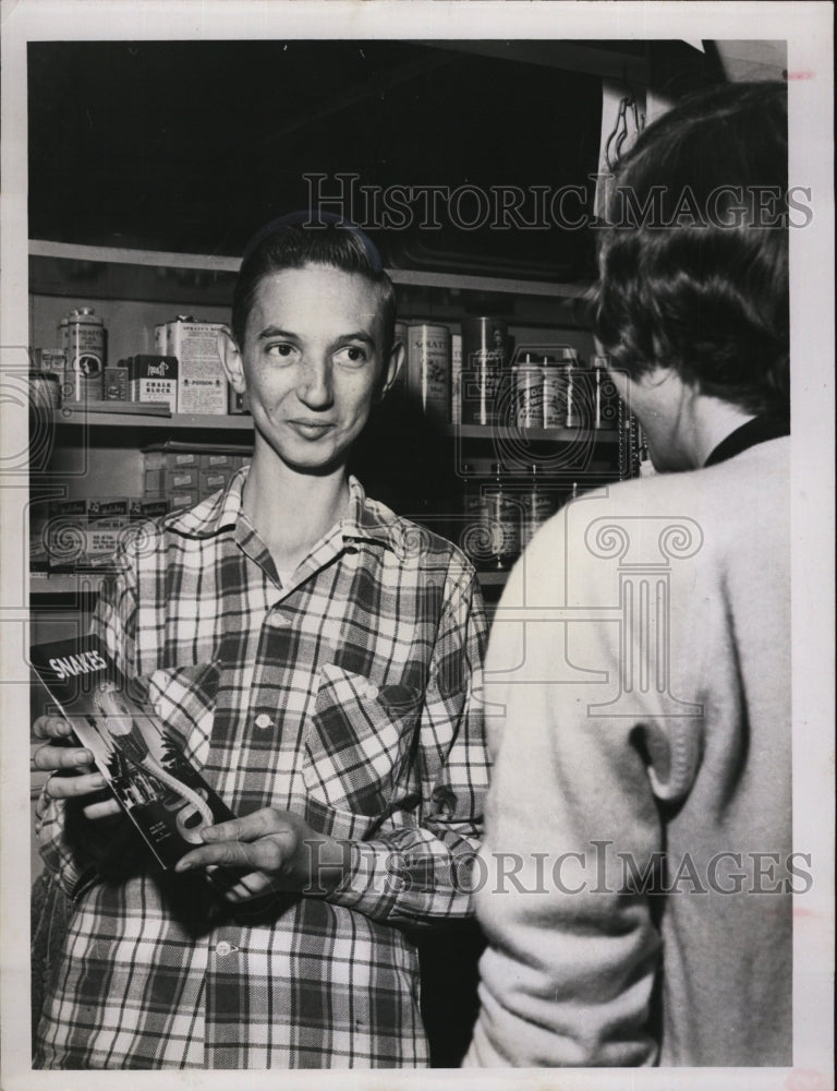 1958 Press Photo Jay Tobin holding Snakes Pamphlet - RSM05457 - Historic Images