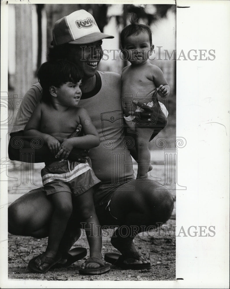 1984 Press Photo Sintong Tobing &amp; his children at Demen&#39;s Landing in Florida - Historic Images