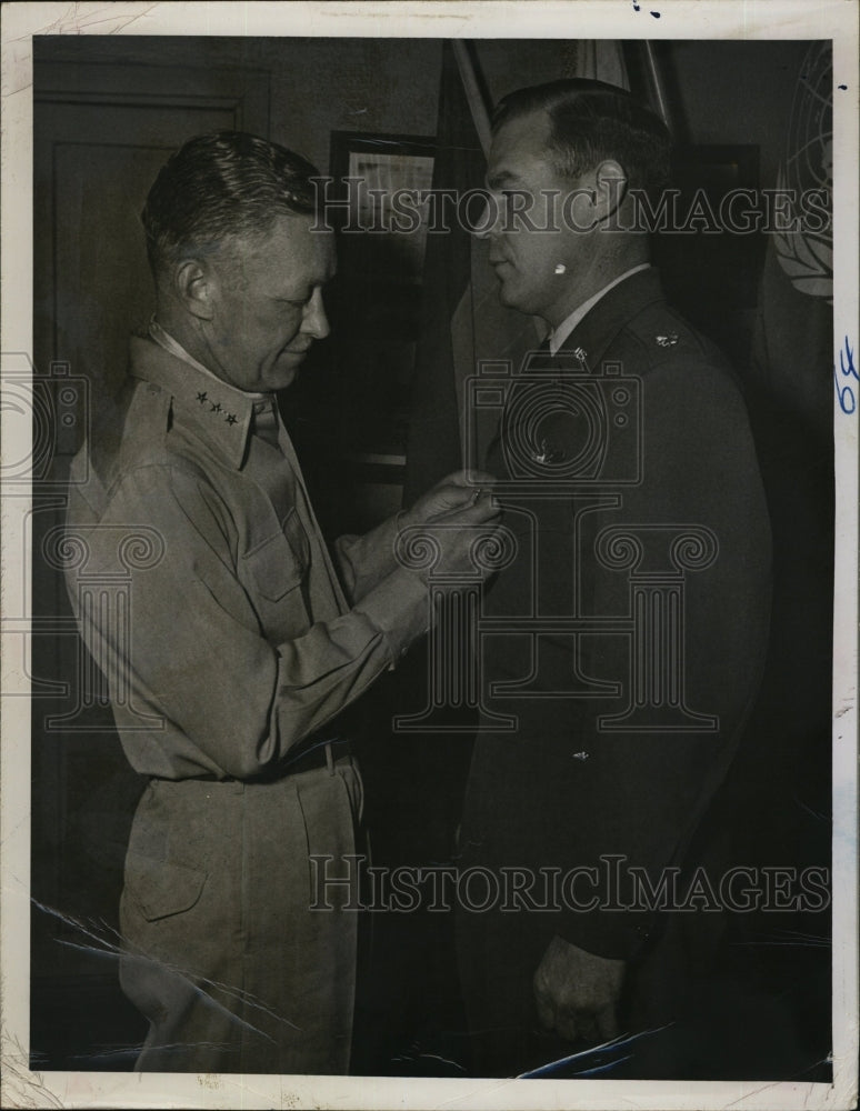 1953 Press Photo Lt Col Vernon R. Todd gets Silver star from Lt Gen SE Anderson - Historic Images