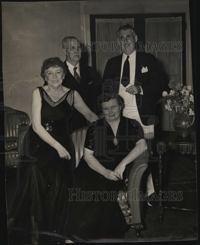 1942 Press Photo Doctor Glenn Tipton Illinois - Historic Images