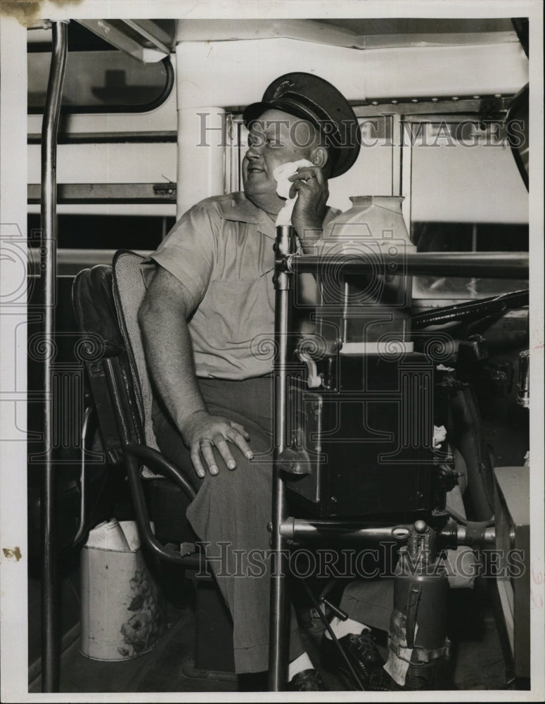 1953 Press Photo bus driver Robert H. Todd after end of a run on Route 8 - Historic Images