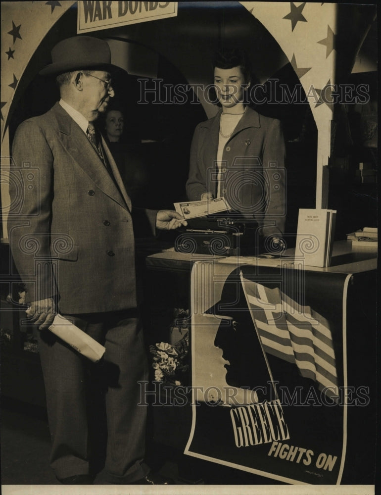 1944 Press Photo Earnest Trangas, Mrs. Nancy Barr - RSM05905 - Historic Images