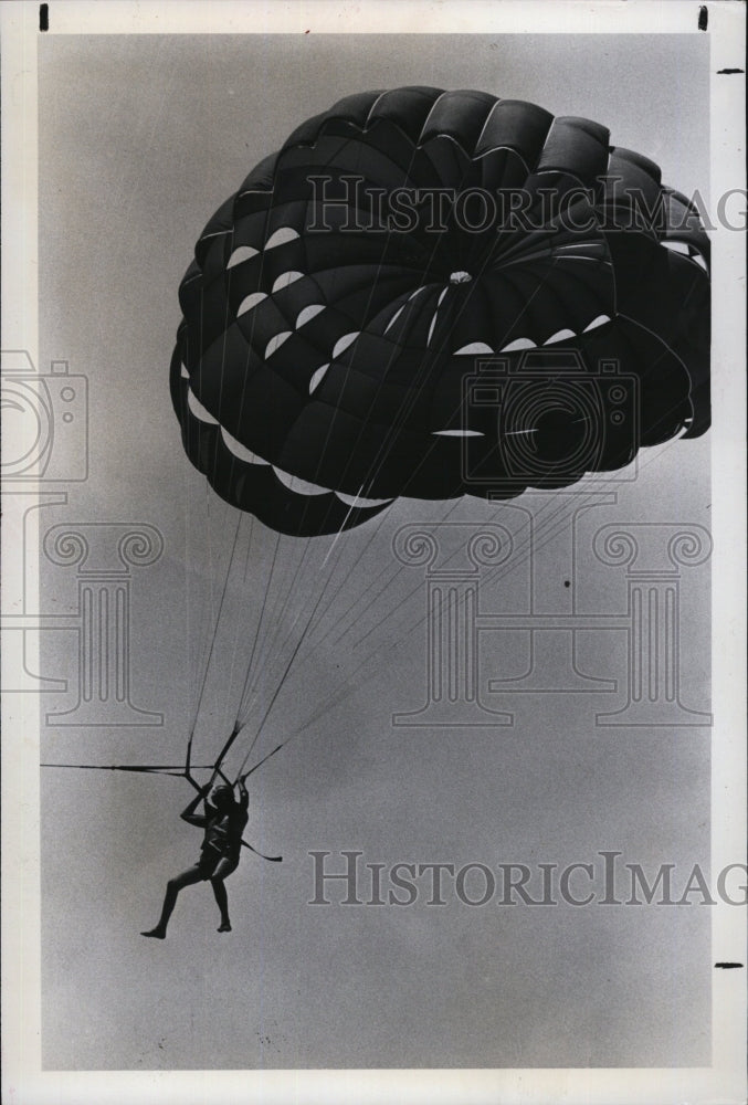 1979 Press Photo Edwin Townsend Parasailing - RSM05927 - Historic Images