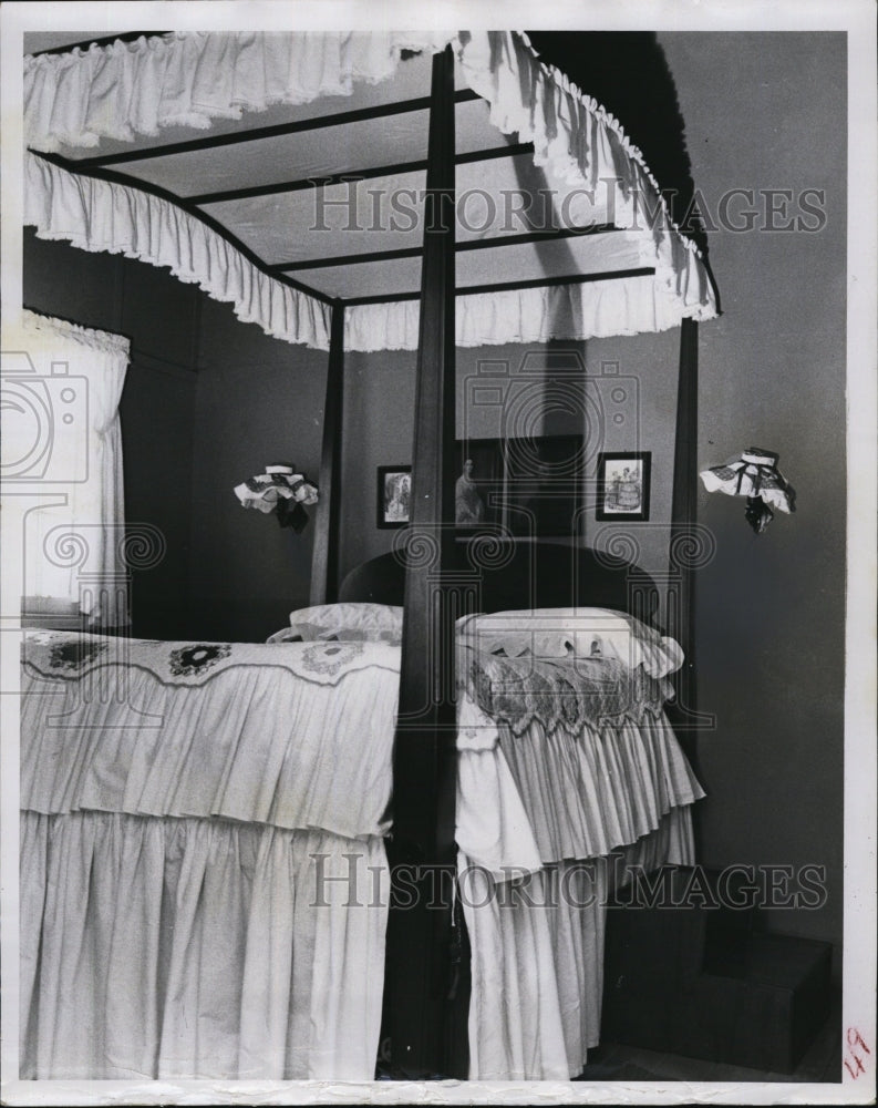 1960 Press Photo Bed in Master Bedroom is nine feet high - Historic Images