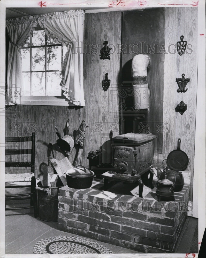 1960 Press Photo This old wood-burning stove warms the Traylor&#39;s home - Historic Images