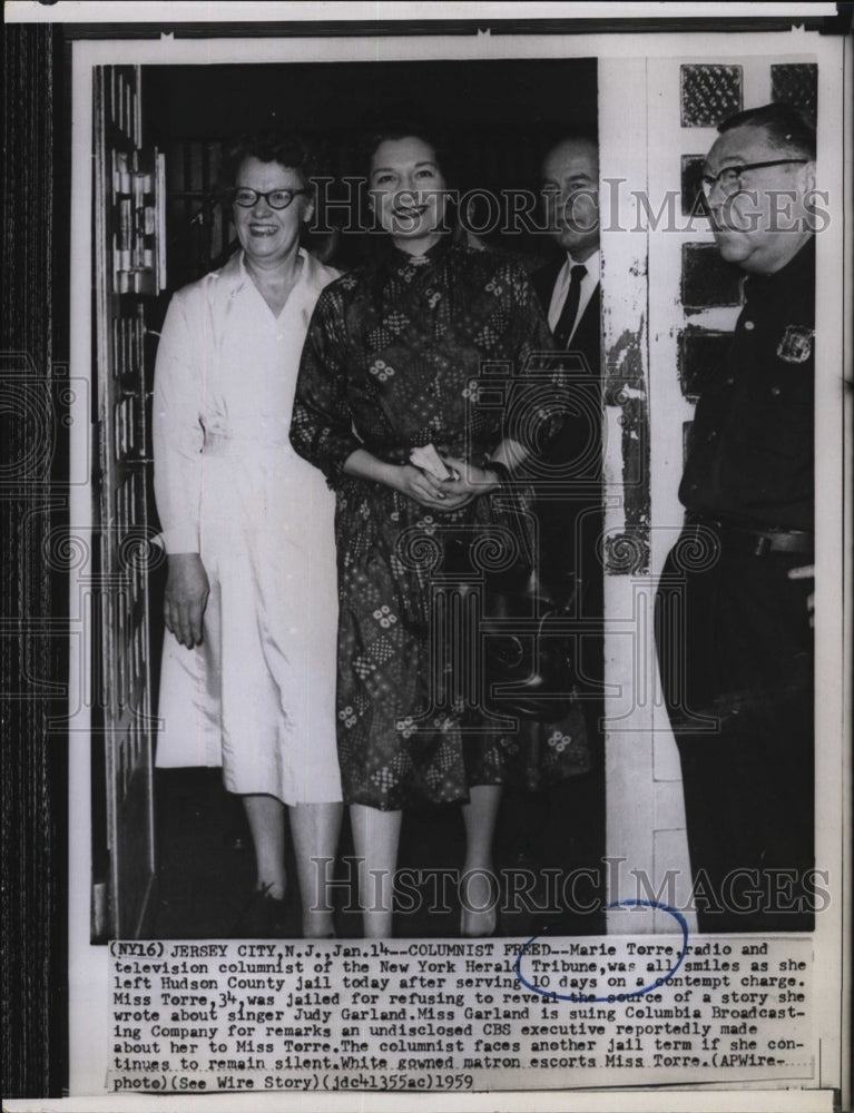 1959 Marie Torre leaving Hudson County Jail - Historic Images