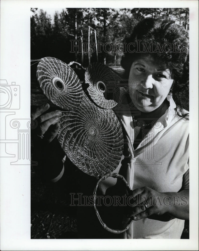 1985 Press Photo Juanita Hendricks &amp; her art weaving - RSM06229 - Historic Images