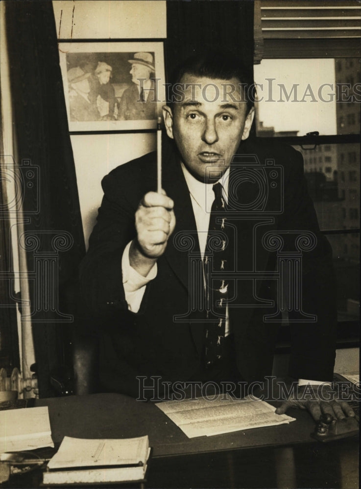 Press Photo Mr Lem Henderson at his office desk - RSM06243 - Historic Images