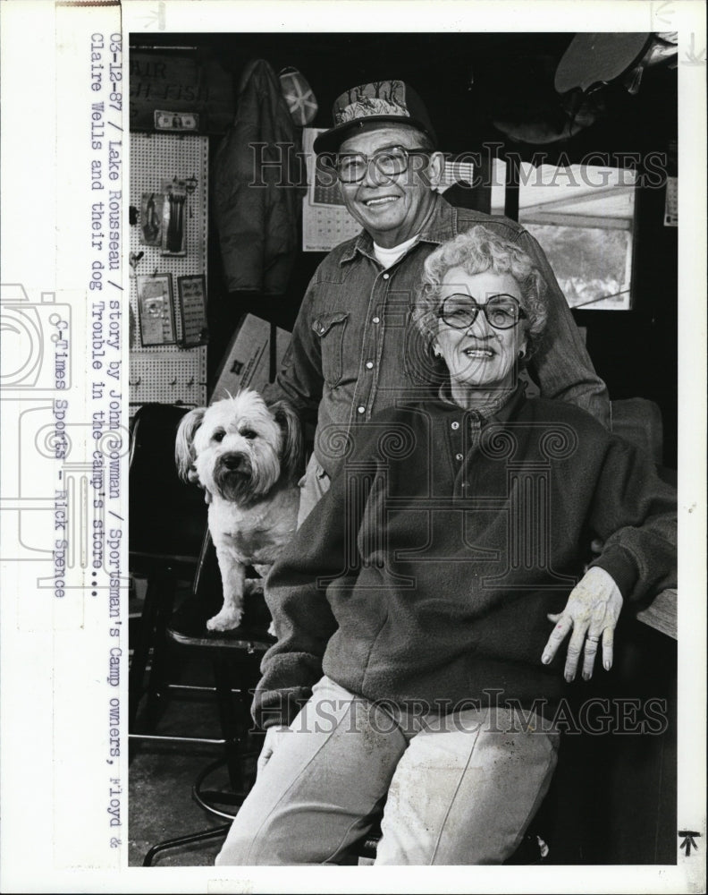 1987 Press Photo Sportscamp owners Floyd &amp; Claire wells and dog at store - Historic Images