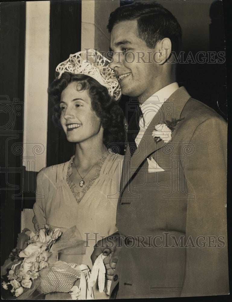 1942 Press Photo Mr &amp; Mrs. Harold E. Wells dressed up with bouquet - RSM06293 - Historic Images