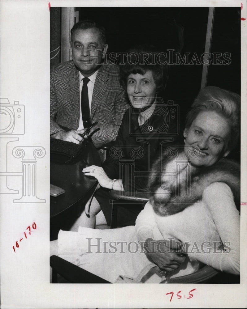 1967 Press Photo Mr. and Mrs Harold Wells watching Holiday fashions - Historic Images