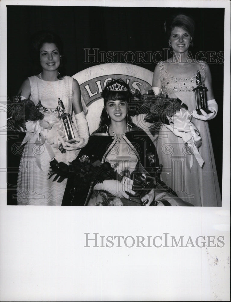 1970 Press Photo &quot;Miss Zephyrhills 1970&quot; Lois Wells,Jennifer Douglas, N Walker - Historic Images