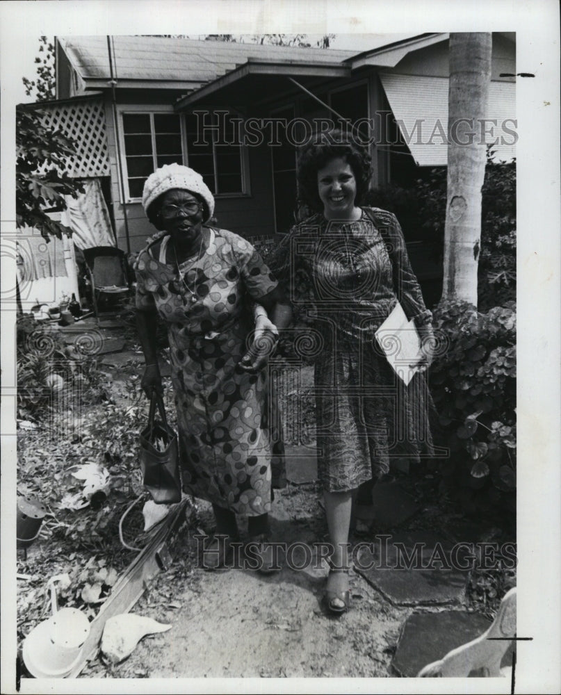 1979 Press Photo mamie Wells &amp; Social Security caseworker Claire Thompson - Historic Images