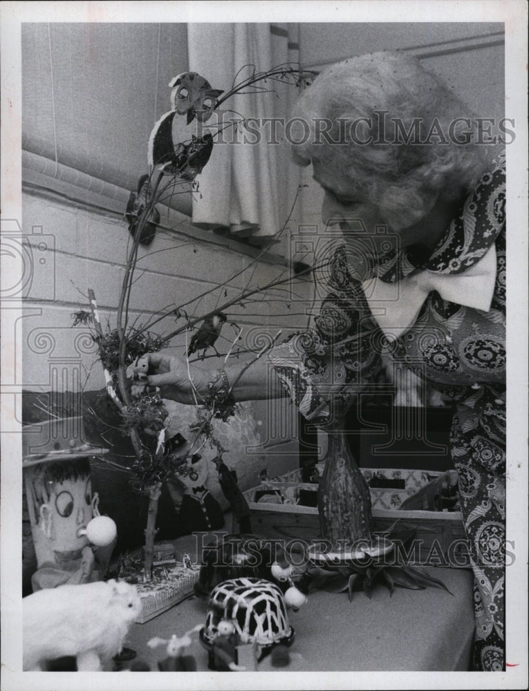 1969 Press Photo Craft Maker Mrs. Winslain Wells - RSM06337 - Historic Images