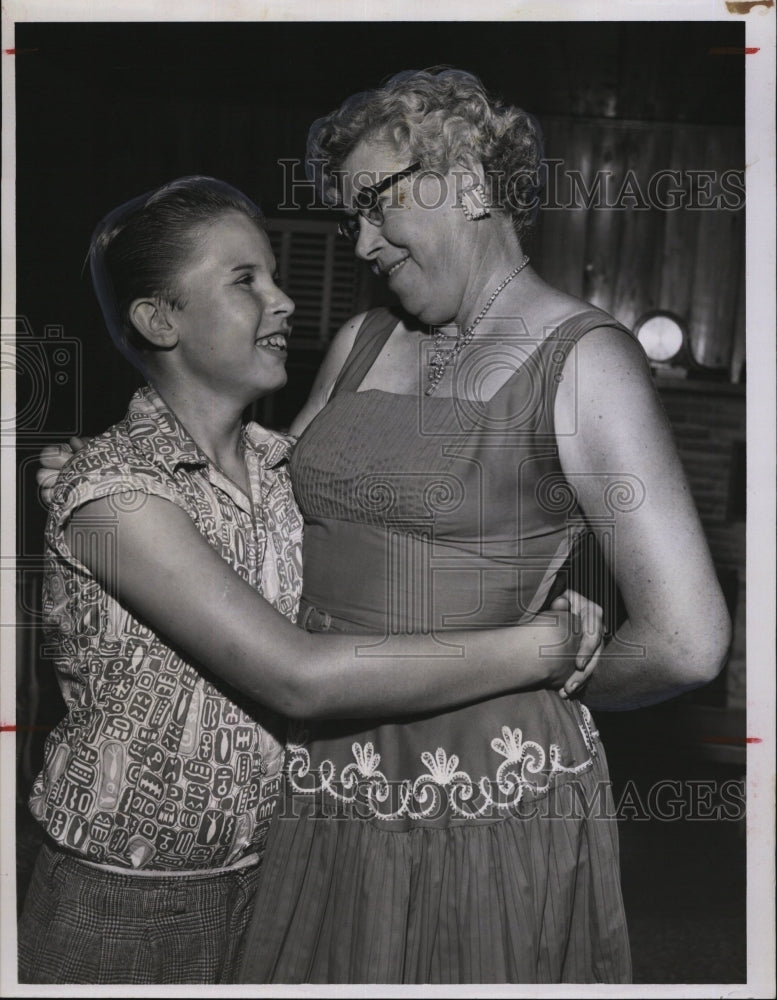 1956 Press Photo Warren Welke &amp; mom Mrs EH Welke - RSM06363 - Historic Images