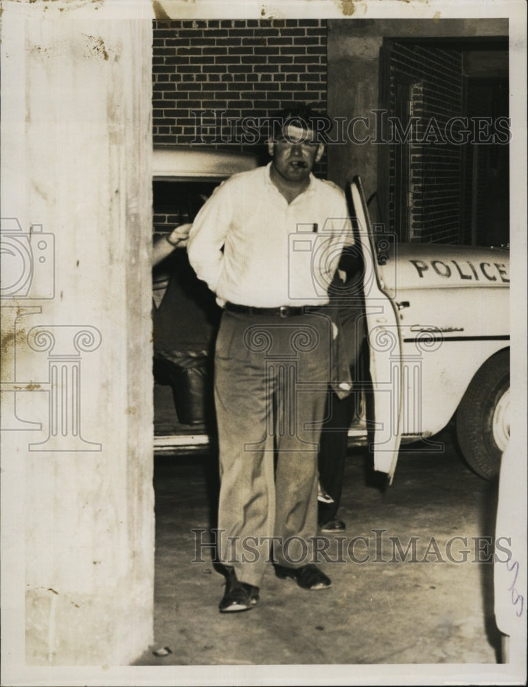 1954 Press Photo Pvt Roberr W. Weldon in custody for hold up attempt - Historic Images