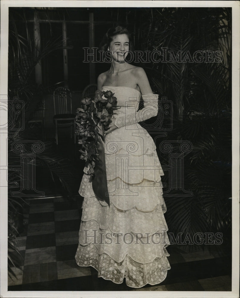 1950 Press Photo Miss Toni Welch in ball gown - RSM06393 - Historic Images