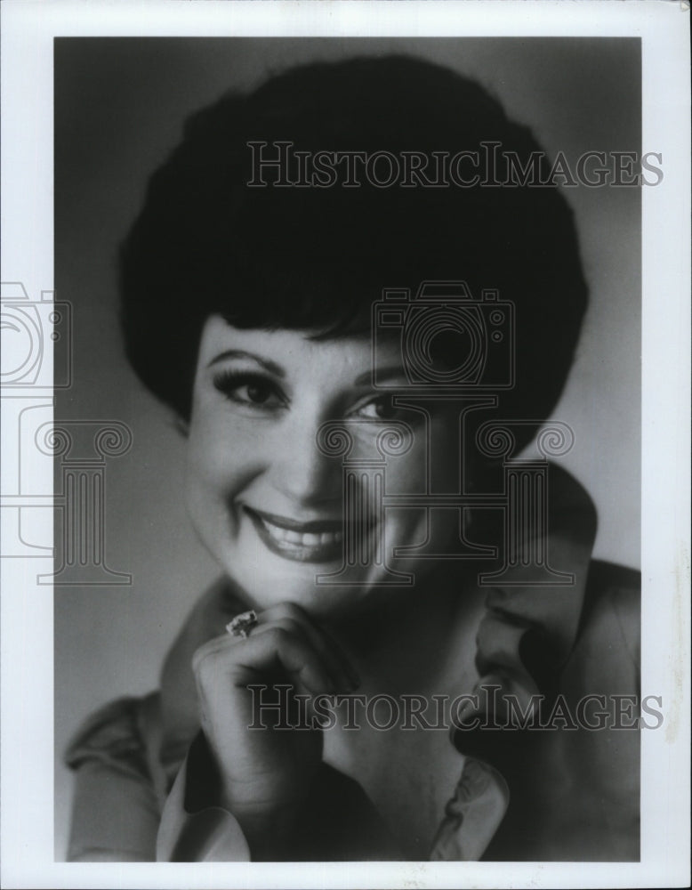 1992 Press Photo Suzanne Johnson , author of urban fantasy books - RSM06409 - Historic Images