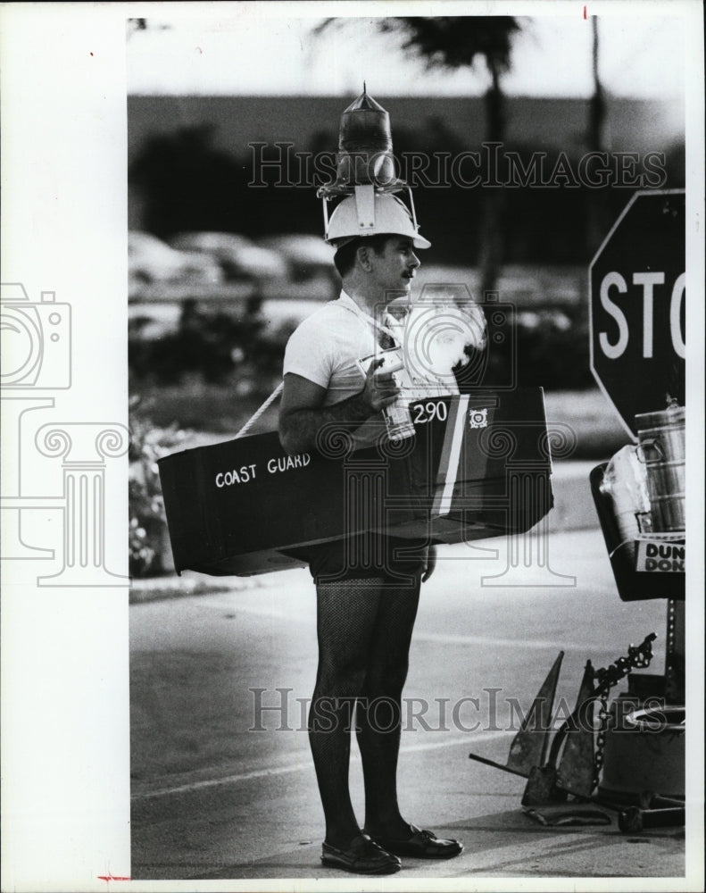 1986 Press Photo Steve Welch,Chief Petty Oficer of U.S. Coast Guard. - RSM06431 - Historic Images