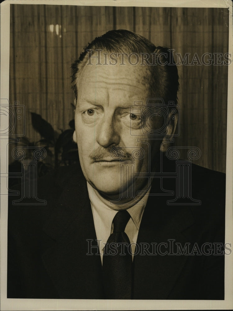 1953 Press Photo Robert Welch, TV,Radio and Film Producer. - Historic Images