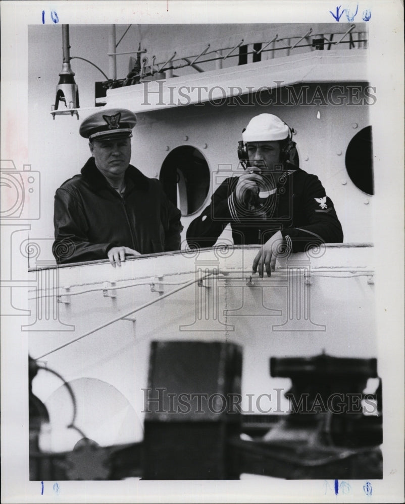 1963 Press Photo Skipper Mark Welliver command on board. - Historic Images