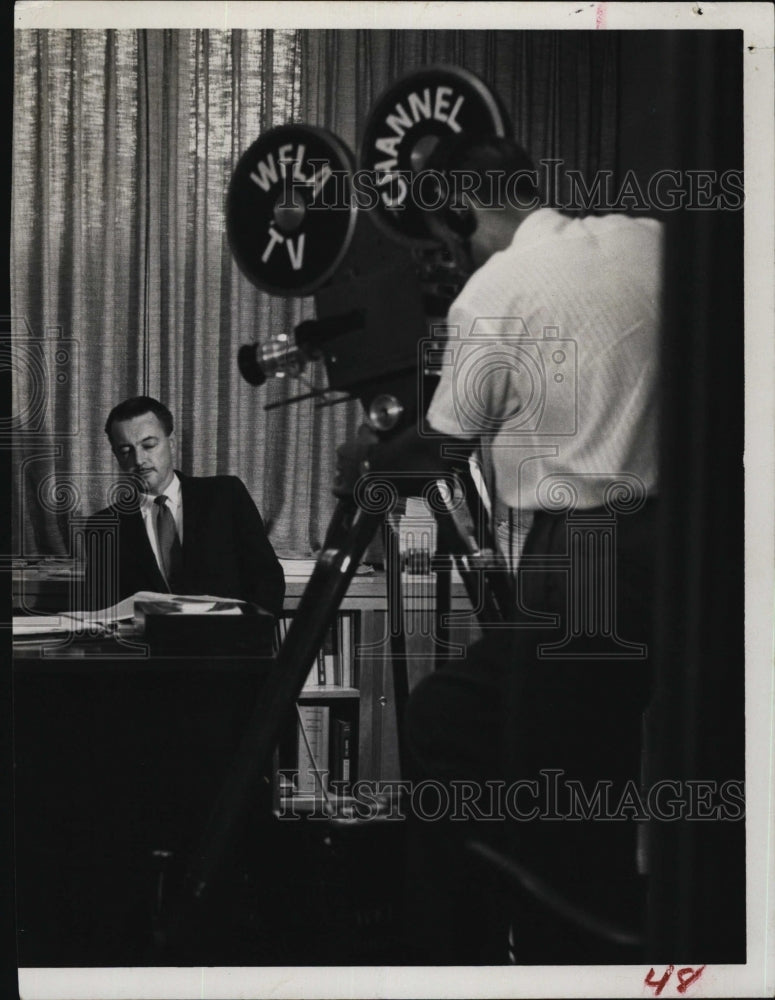 1960 Press Photo TV Host Walter Wellborn Prepares For Broadcast - RSM06461 - Historic Images