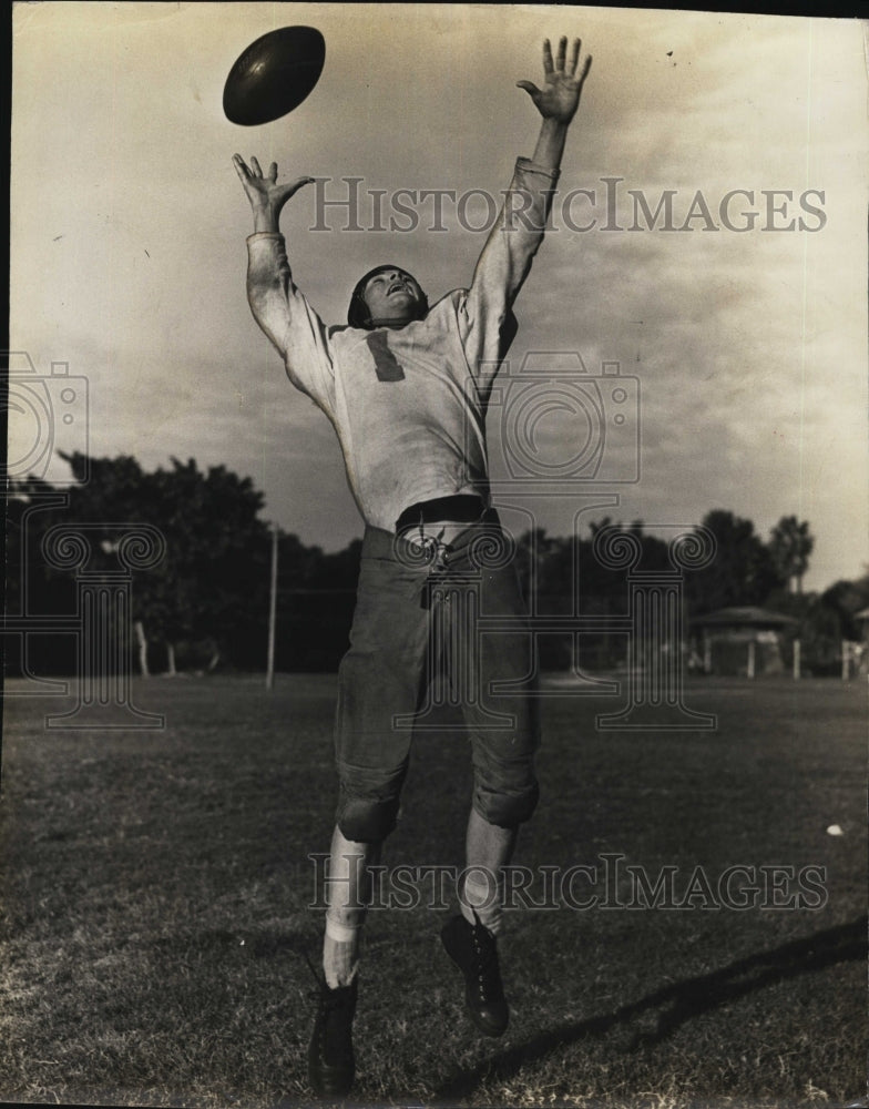 1941 Press Photo End Jack Turner On The Field - RSM06483 - Historic Images