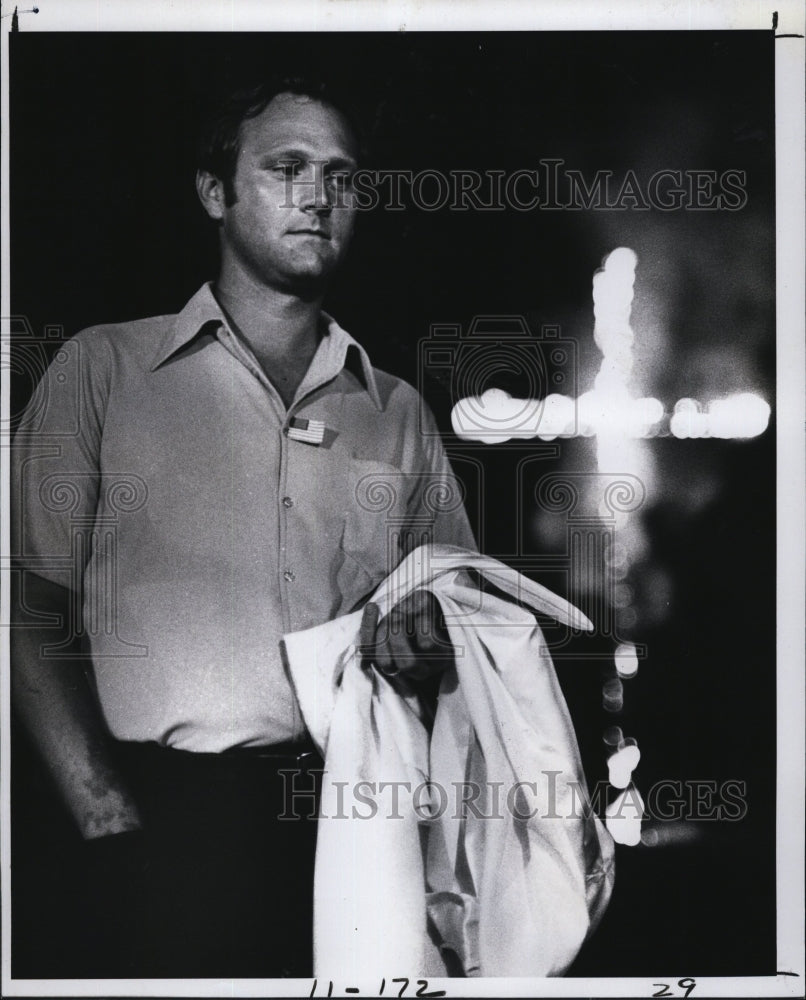1977 Press Photo Klansman Ray Turner pulling off of his white hood - Historic Images