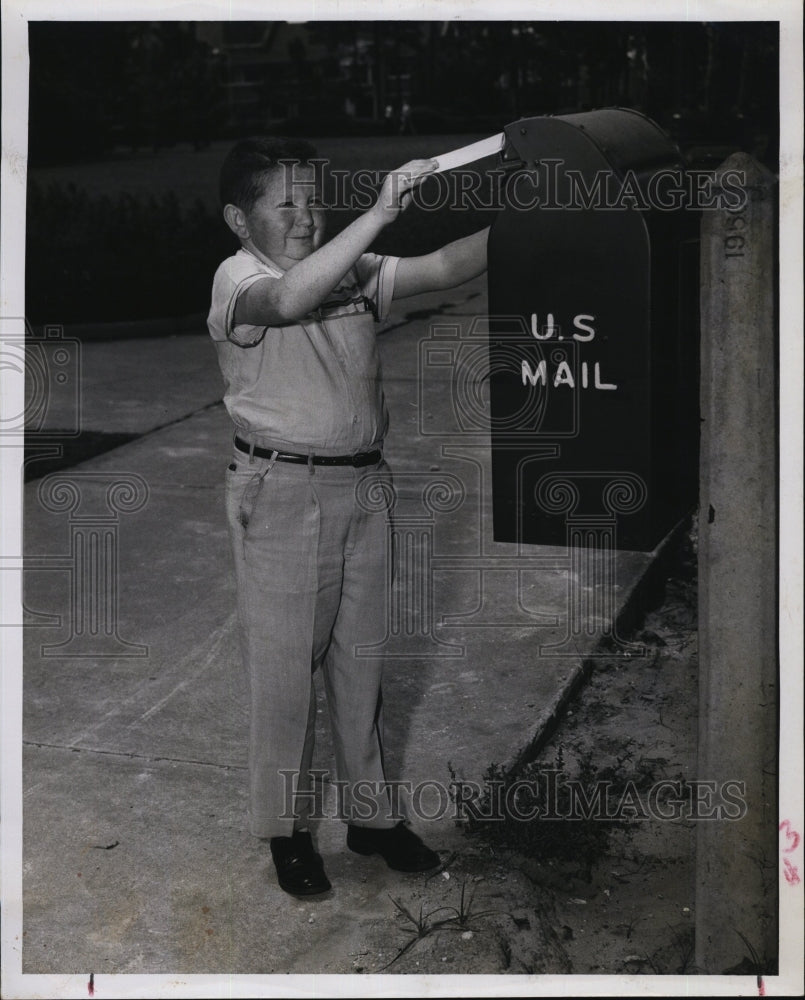 Press Photo Jack Turner Little Person puts mail in a mail collection box - Historic Images