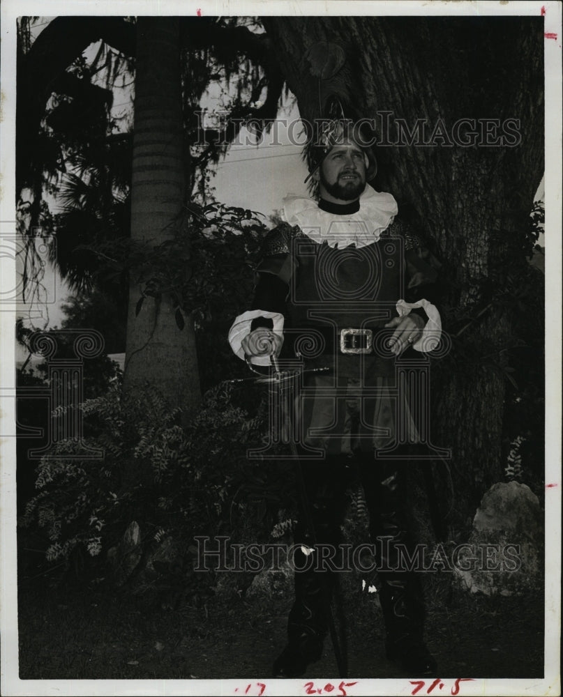 1966 Press Photo De Soto Queen gets 500 Scholarship Richard E. Turner - Historic Images