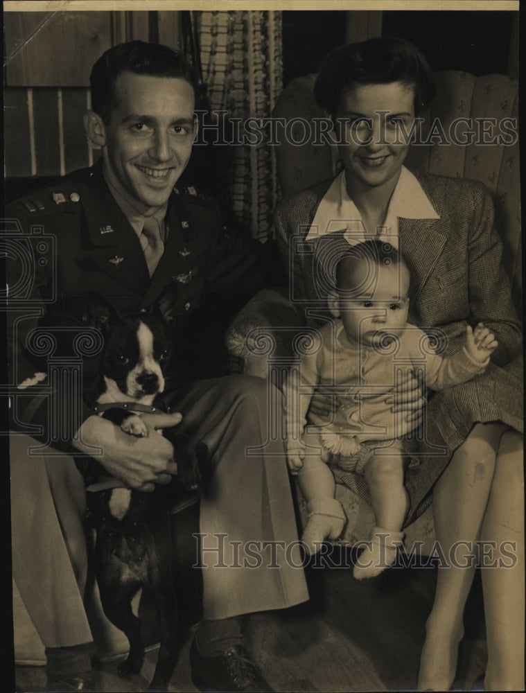 1944 Press Photo Captain &amp; Mrs Turkington &amp; baby Jack - RSM06583 - Historic Images