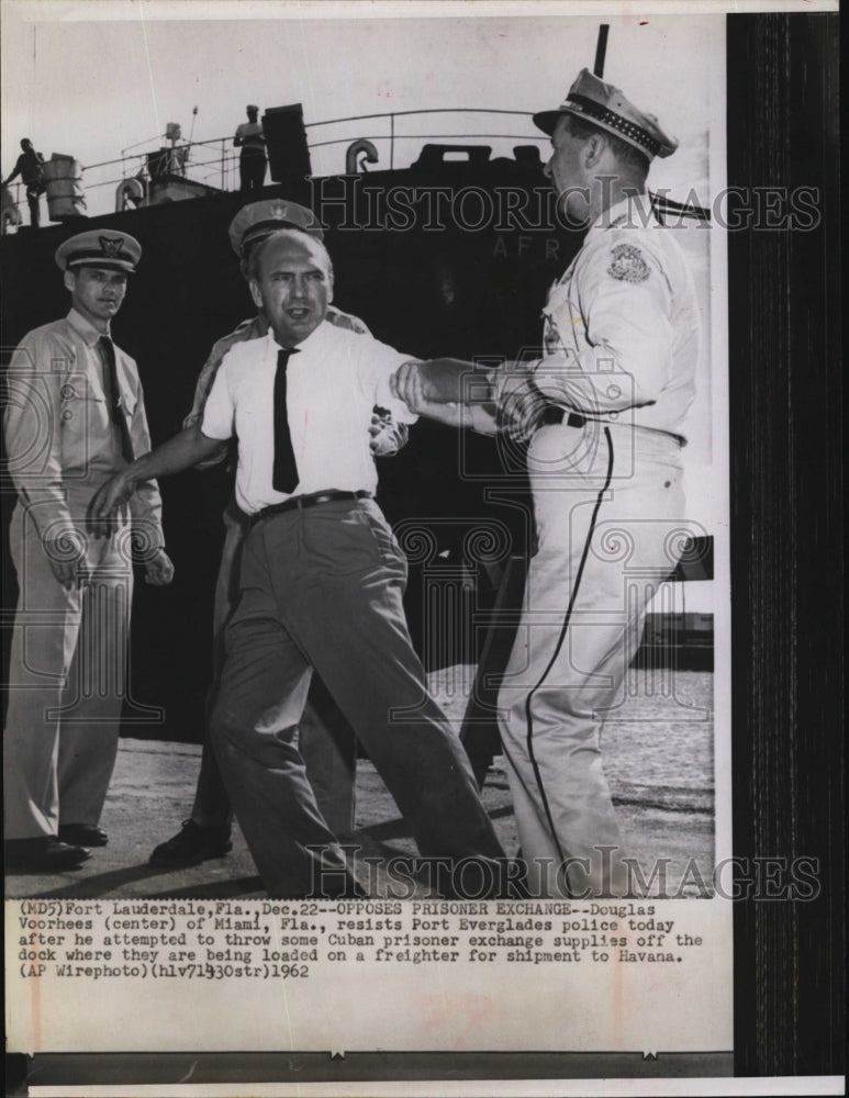 1962 Press Photo Douglas Vorhees Resist Port Everglades police throwing Cuban - Historic Images