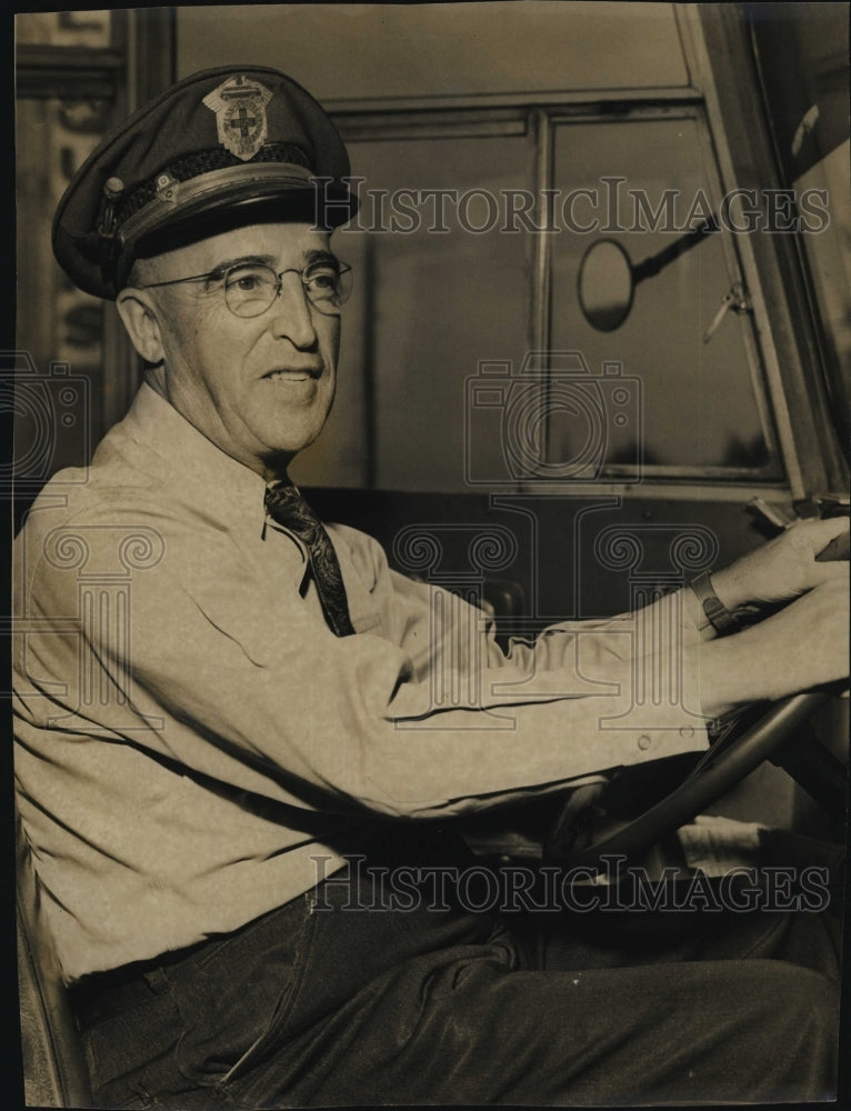 1945 Press Photo Henry E Vaillancourt,bus driver of the year - Historic Images