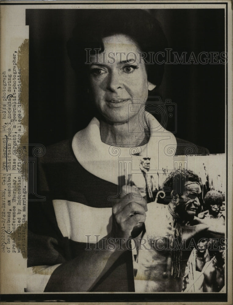 1973 Press Photo Wyn Sergeant Holds PIcture Of Her Indonesian Cannibal Husband - Historic Images
